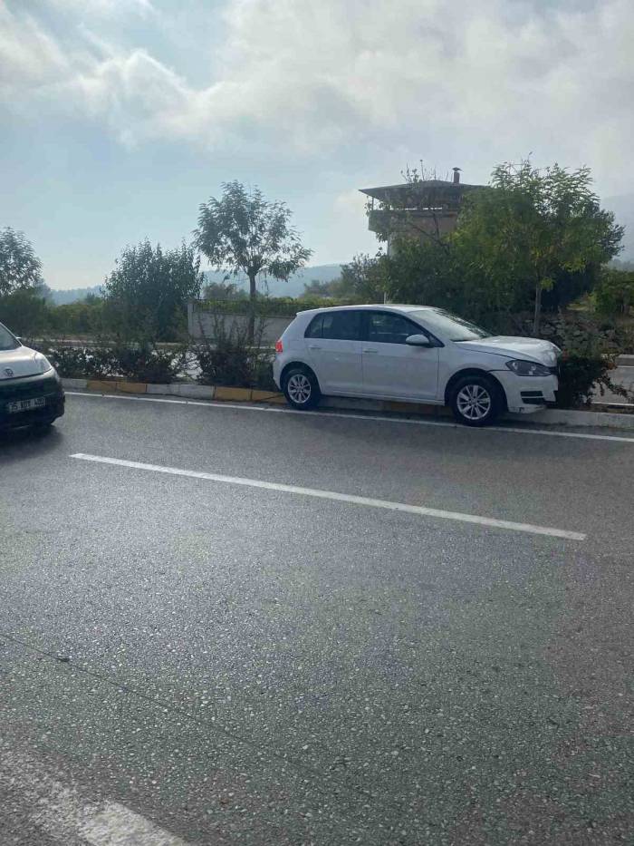 Direksiyon Hakimiyetini Kaybeden Sürücü Refüje Çıkarak Durabildi