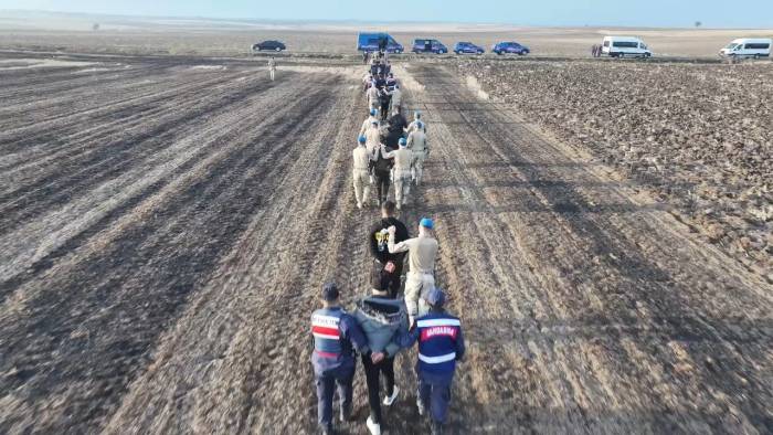 Kaçak Göçmenlerin Tarlada Yakalanma Anı Dron Kamerasında