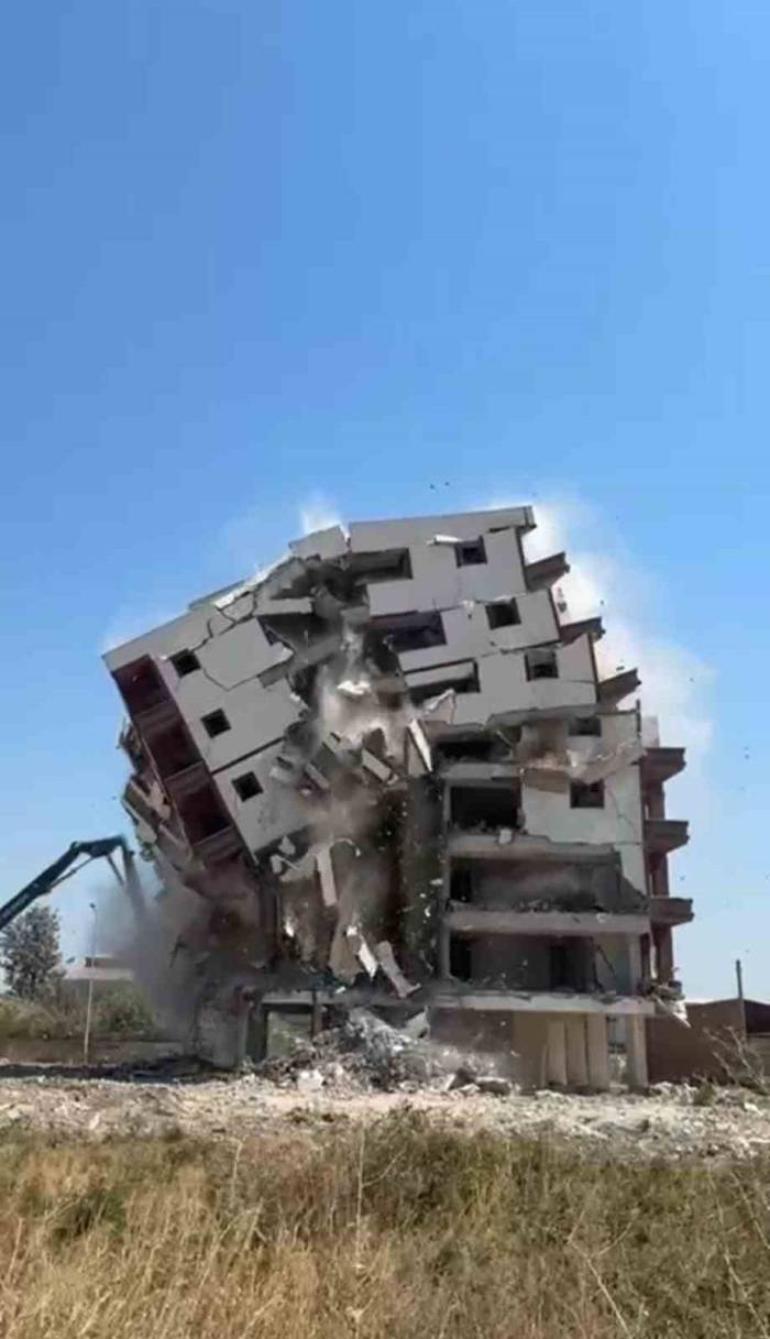 8 Katlı Bina İş Makinesinin Darbesiyle Yerle Bir Oldu