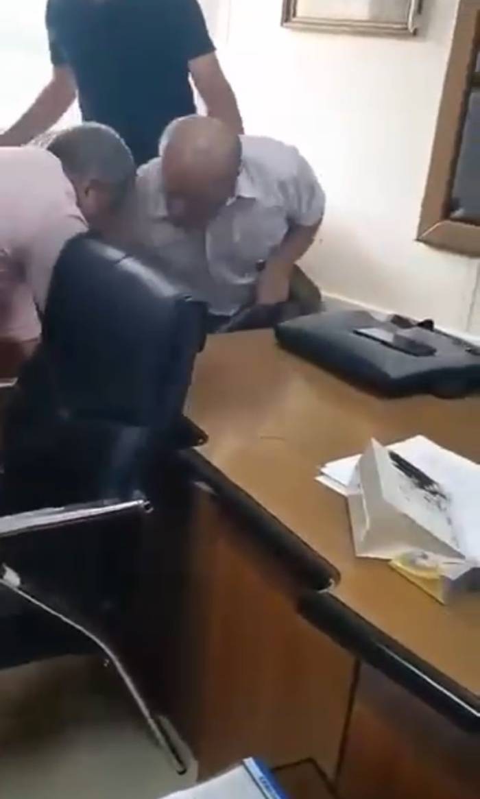 Öfkelendi, Müdür Odasına Balyozla Dalıp Masayı Parçaladı