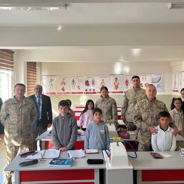Öğrencilerin Mektuplarına Jandarmadan Anlamlı Ziyaret