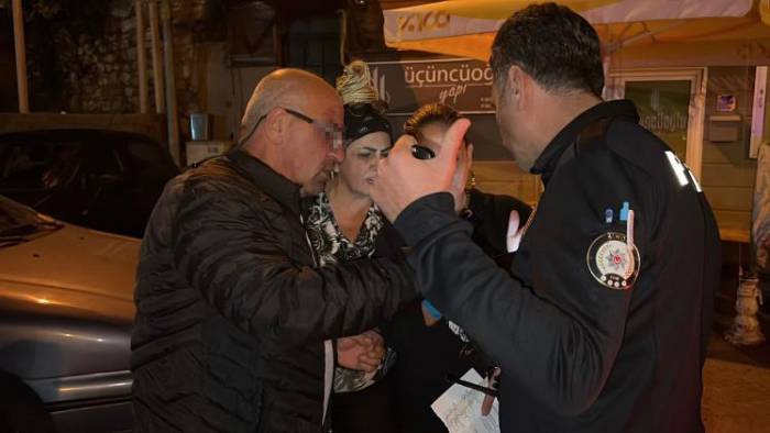 Ters Yönden Gelen Alkollü Sürücü Ve Eşi, Polislere Zor Anlar Yaşattı