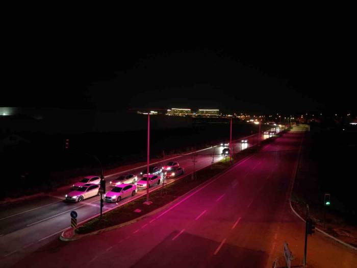 Sokak Lambaları, Meme Kanseri Farkındalığı İçin Pembe Yandı