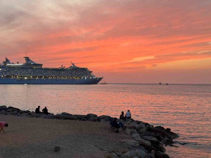 Kuşadası’nda Gün Batımı Doğal Bir Görsel Şölen Sunuyor