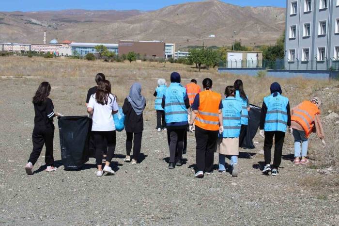 Üniversite Öğrencilerinden Çevre Temizliği