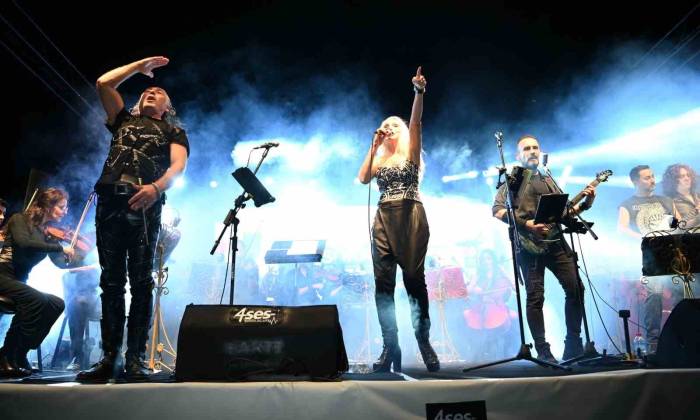 Kuşadası Sokak Festivali Düzenlenen Konserler İle Şenlendi