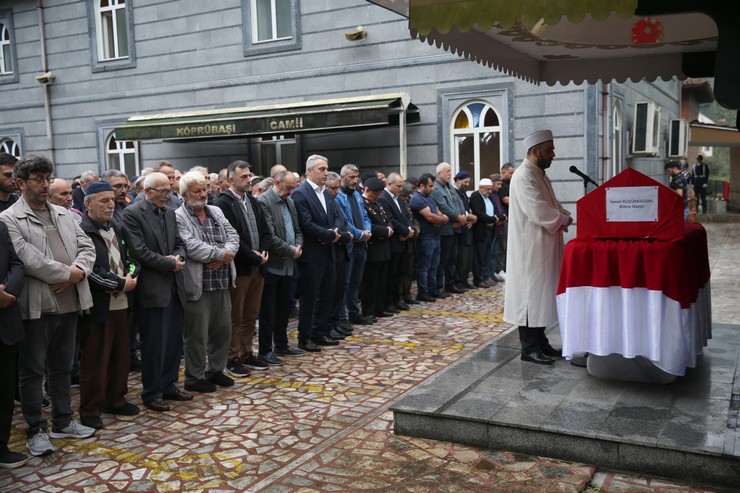 rizedeki-trafik-kazasinda-hayatini-kaybeden-kibris-gazisi-ismail-kucukkazdalin-cenazesi-topraga-verildi-5.jpg