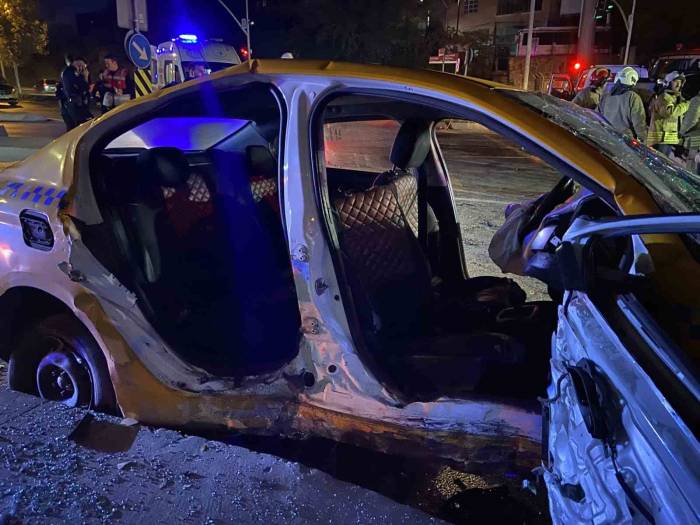 Başakşehir’de Kırmızı Işık İhlali Yapan Taksi Otomobille Çarpıştı: 10 Yaralı