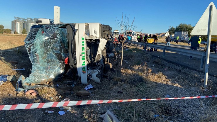 aksaray-ankara-karayolunda-otobus-sarampole-devrildi-ilk-belirlemelere-gore-6-olu-ve-cok-sayida-yarali-oldugu-ogrenildi-2.jpg