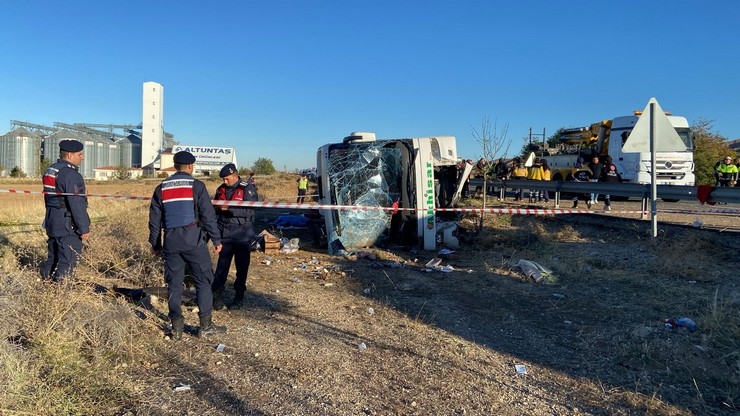 aksaray-ankara-karayolunda-otobus-sarampole-devrildi-ilk-belirlemelere-gore-6-olu-ve-cok-sayida-yarali-oldugu-ogrenildi-4.jpg