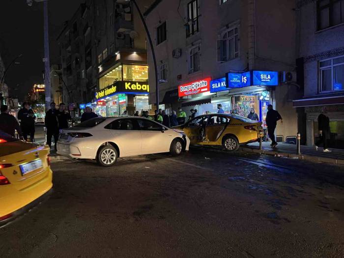 Küçükçekmece’de Otomobilin Taksiye Çarptığı Anlar Kamerada: 3 Yaralı