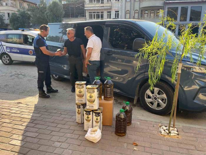 Zabıtalar İnsan Sağlığını Tehdit Eden Sahte Zeytinyağı Satan Şahsı Yakaladı