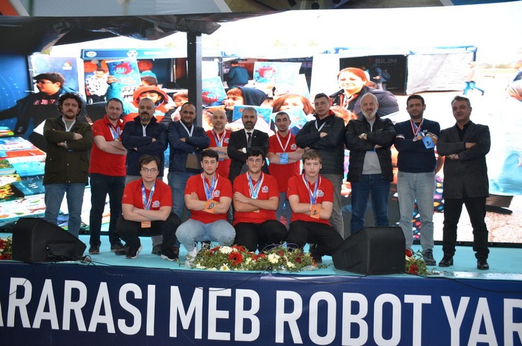 tevfik-ileri-mtal-robot-yarismasinda-rizeyi-zirvede-temsil-etti-2.jpg