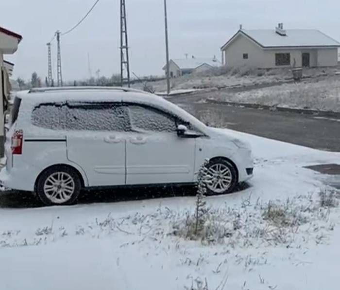 Başkale’de Kar Yağdı, Araçlar Yolda Kaldı