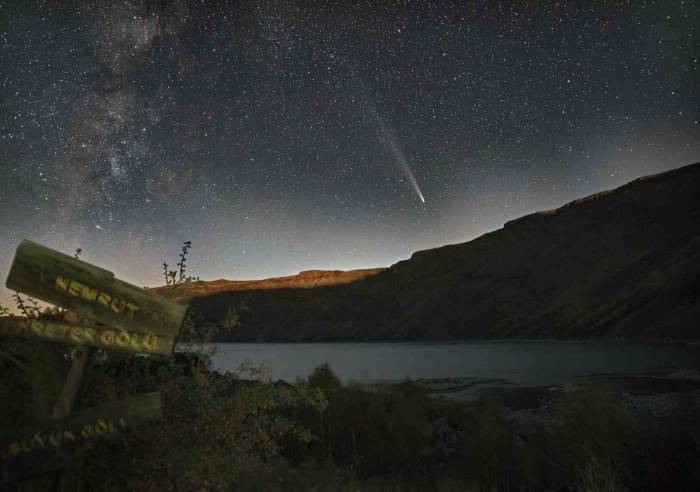 Nemrut Krater Gölü’nde Atlas Kuyruklu Yıldızı Görüntülendi