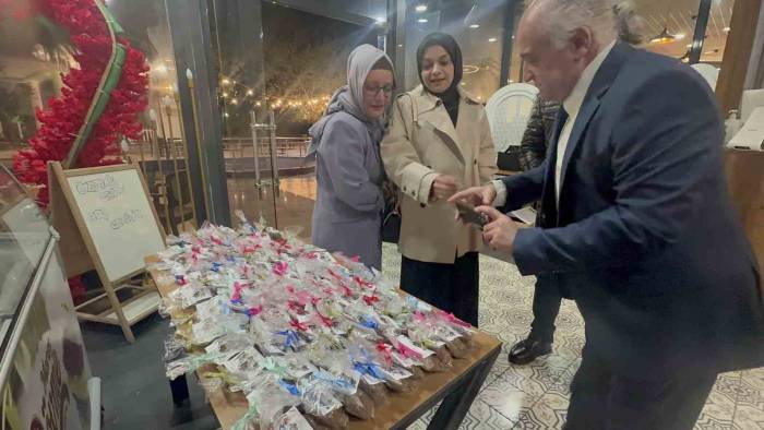 Nişanda Şeker Yerine Mama Dağıttılar