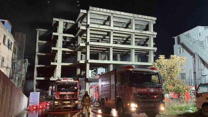 Zeytinburnu’nda İş Merkezindeki Yangını Söndürme Çalışmaları 13 Saattir Sürüyor