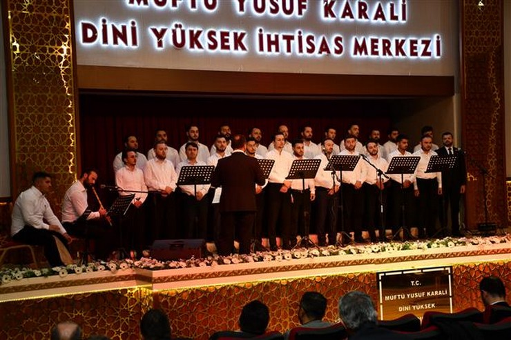 rize-muftu-yusuf-karali-dini-yuksek-ihtisas-merkezinde-6-ay-sureli-duzenlenen-husn-i-tilavet-kursunun-mezuniyet-toreni-yapildi-1.jpg