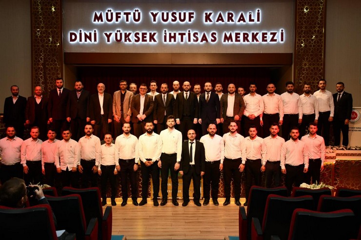 rize-muftu-yusuf-karali-dini-yuksek-ihtisas-merkezinde-6-ay-sureli-duzenlenen-husn-i-tilavet-kursunun-mezuniyet-toreni-yapildi.jpg