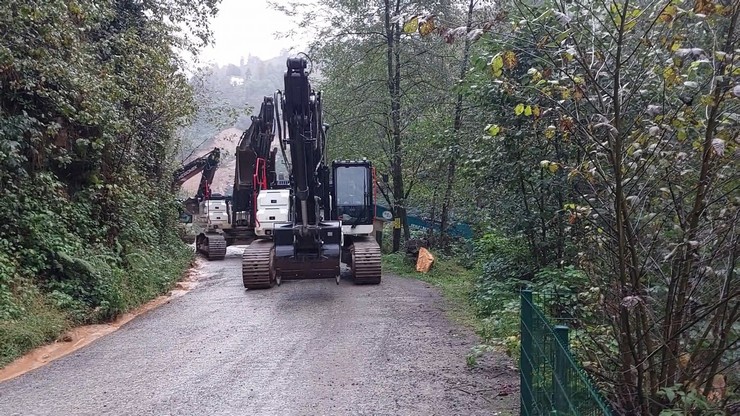 rizenin-cayeli-ilcesine-bagli-buyukkoy-beldesinde-meydana-gelen-heyelanin-ardindan-bolgedeki-calismalar-diken-ustunde-devam-ediyor-1.jpg