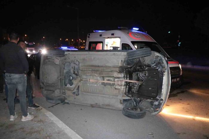 Refüje Çarpıp Takla Atan Araçta Aynı Aileden 5 Kişi Yaralandı