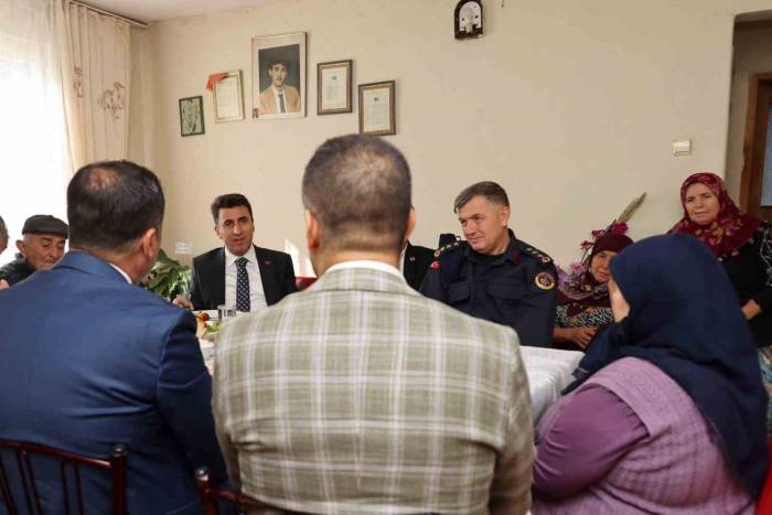 Bilecik Valisi Aygöl, Şehit Ailesini Ziyaret Etti