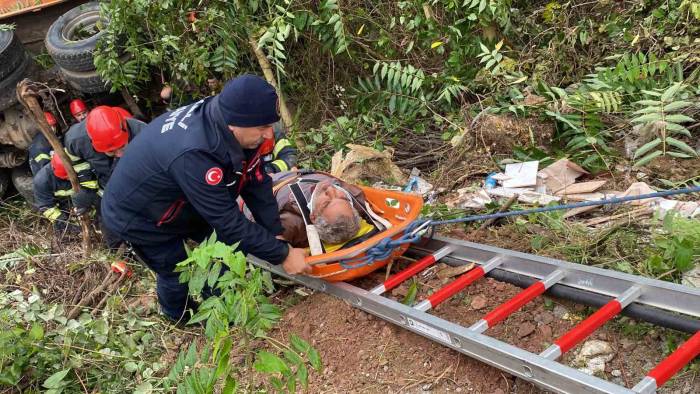 Kamyon Ağaçlık Alana Uçtu: Sıkışan Sürücü Ağır Yaralandı