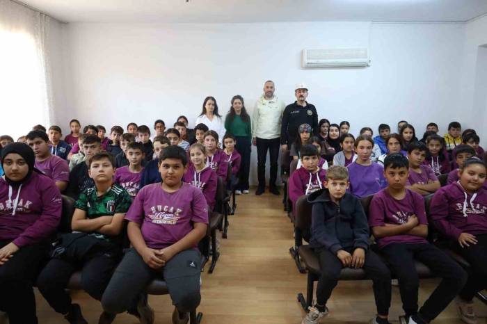 Akom, Okullarda Afetlere Karşı Öğrencileri Bilgilendiriyor