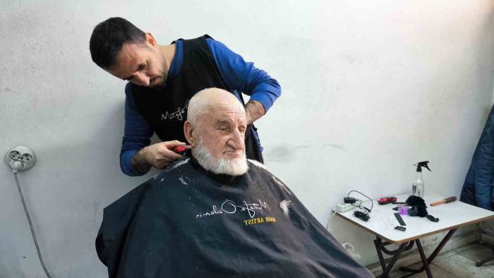 Artvinli Genç Kuaför Yaşlılara Vefa Borcunu Mesleğiyle Ödüyor