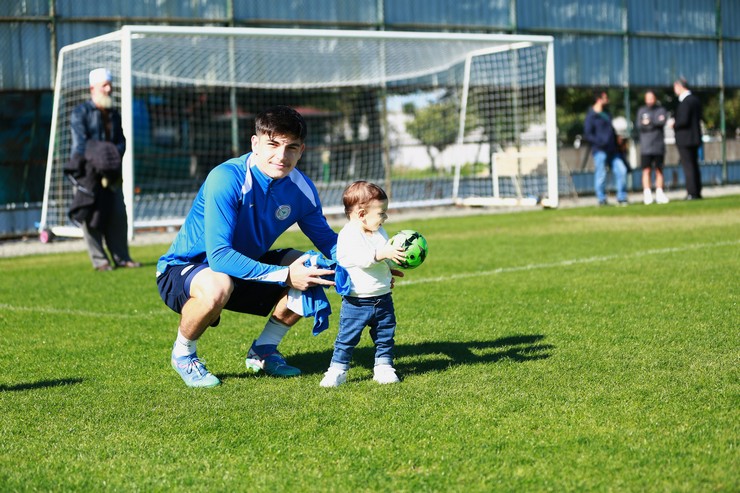 aykur-rizespor-kulubu-rize-otizmle-mucadele-dernegini-romed-antrenman-oncesi-mehmet-cengiz-tesislerinde-misafir-etti-2.jpg