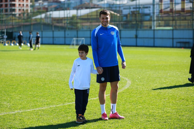 aykur-rizespor-kulubu-rize-otizmle-mucadele-dernegini-romed-antrenman-oncesi-mehmet-cengiz-tesislerinde-misafir-etti-3.jpg