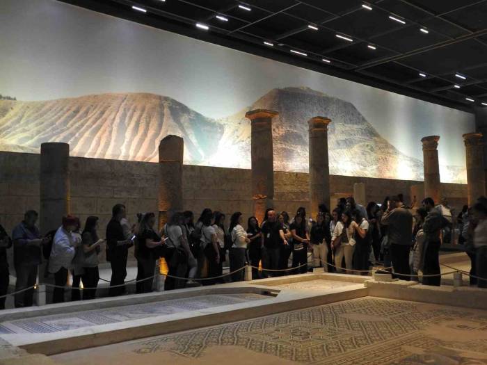 Zeugma Mozaik Müzesi Ziyaretçi Akınına Uğruyor