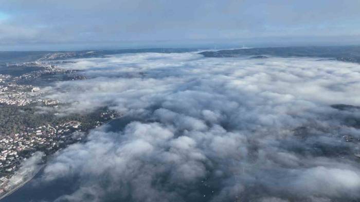 İstanbul’da İki Yaka Arasındaki Sis Bulutu Kartpostallık Görüntü Oluşturdu