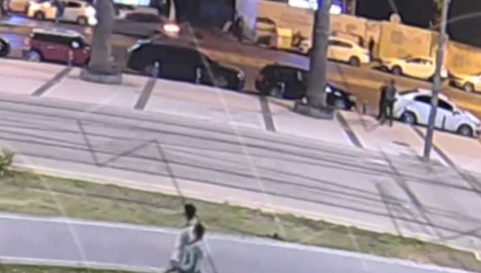 İzmir’de Sokak Ortasında Bıçaklı Yaralama Kamerada