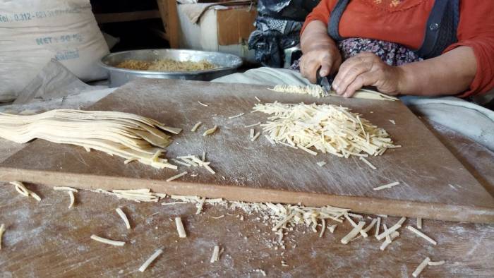 Kadınlar Kışlık Erişte Kesimine Başladı