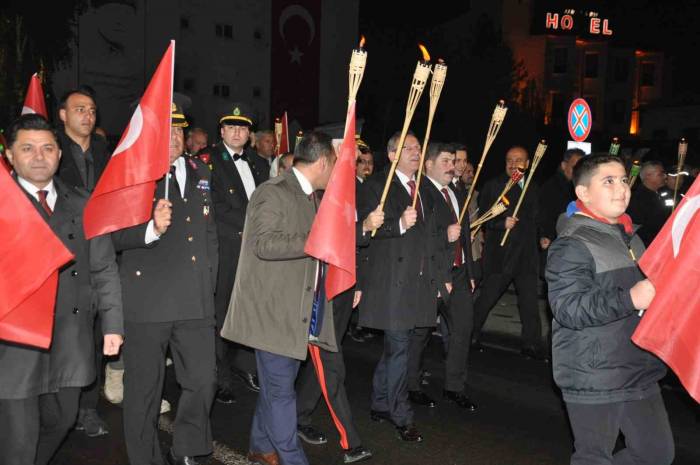 Kars’ta Cumhuriyet Yürüyüşü Yapıldı