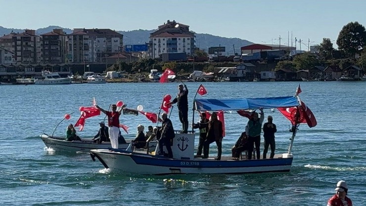 rizede-isikli-koyu-sakinleri-cumhuriyetin-101-yilini-kayiklarla-ve-motorlarla-denize-acilarak-kutladi-2.jpg