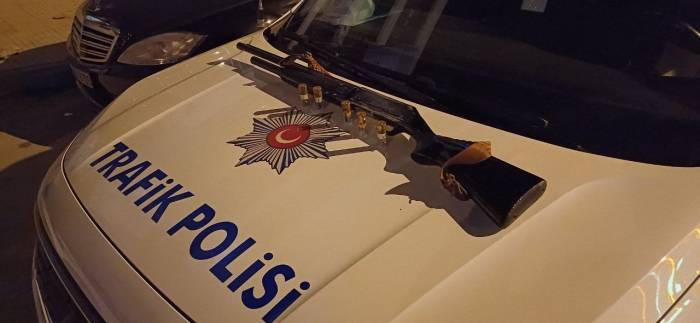 Trafik Polislerinin Şüphelendiği Araçta Tüfek Ele Geçirildi