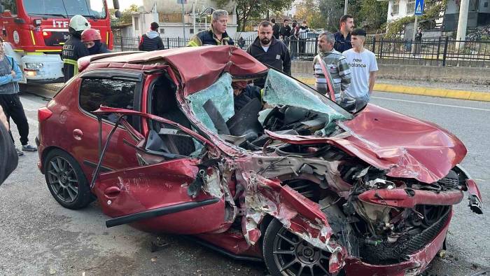 Kamyonete Çarpan Otomobil Hurdaya Döndü: 1 Yaralı