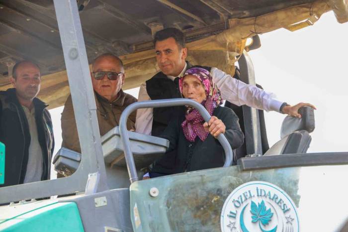 Vali Aygöl, Gülsüm Teyze İle Asfalt Makinesini Kullandı