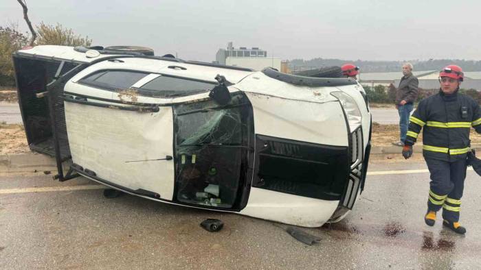 Bilecik’te Takla Atan Araçta Bulunan 2 Kişi Yaralandı