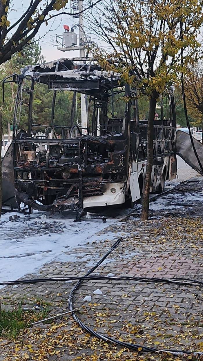 Alev Topuna Dönen Minibüsten Geriye İskeleti Kaldı