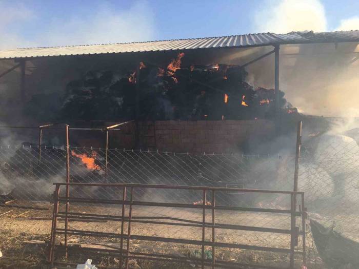 Kaynak Makinesinden Çıkan Yangında 750 Saman Balyası Kül Oldu