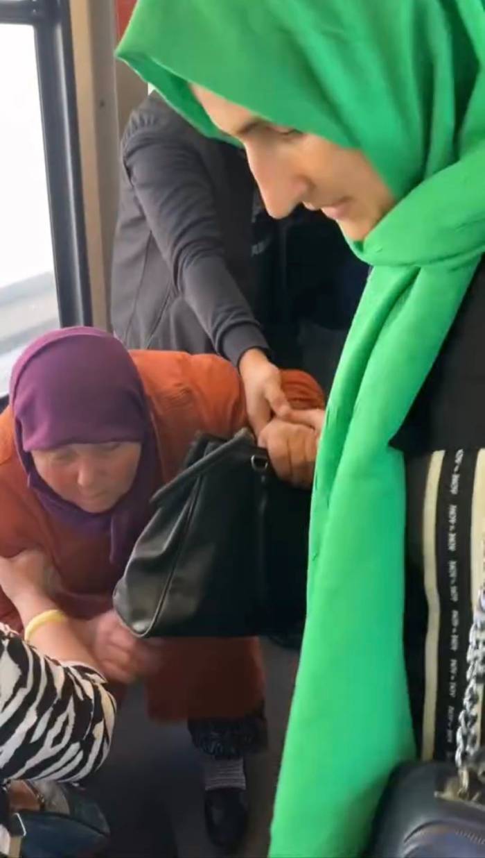 Yaşlı Kadın Toplu Taşımada Yer Alamayınca Baygınlık Geçirdi