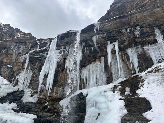 Yüksekova’nın Orşe Vadisindeki Şelalesi Dondu: Harika Görüntüler Oluşturdu
