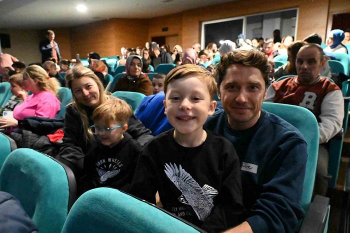 Kalbimdeki Pervane’yi Minikler Aileleri İle Birlikte İzledi