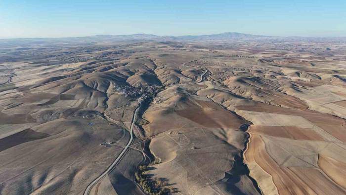 Doğanın Eşsiz Uyumu: Bozkır Dağları Ve Uçsuz Bucaksız Tarım Arazileri