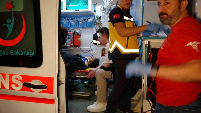 Motosiklet İle Kamyonet Çarpıştı: 2 Yaralı