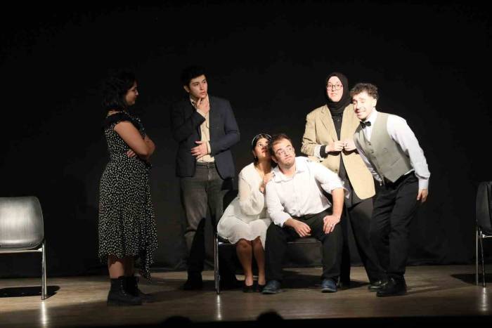 Manisa Cbü’lü Öğrencilerin Sahnelediği ‘Çılgın Dünya’ Kırdı Geçirdi