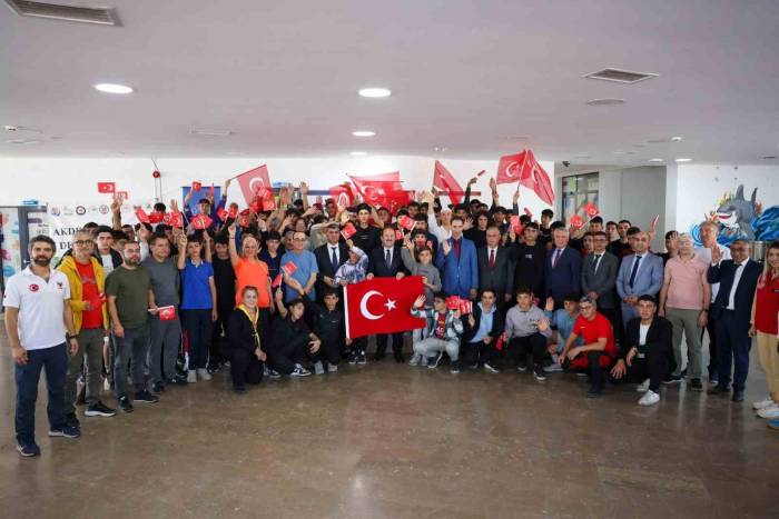 Vali Pehlivan: "Ya Yaşayarak Öğreneceğiz Ya Da Yaşayanlardan Öğreneceğiz"